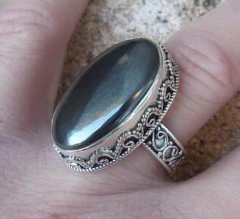 Zilveren ring gezet met ovale Hematiet in bewerkte setting 17 mm